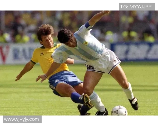 足球明星的魅力对比：黑人与白人球员的精彩瞬间与风采展示